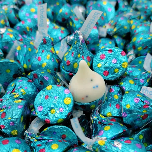Vista 3 de Hershey's Kisses - Pastel de cumpleaños – Crema con sabor a pastel de cumpleaños con chispas – Envuelto individualmente – Paquete a granel (1 libra)