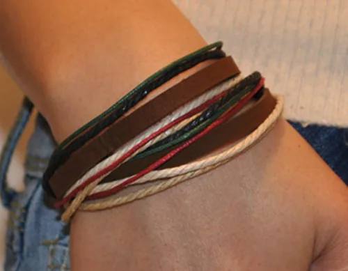 Vista 4 de Pulsera de cuero marrón ajustable con cuerdas multicolores y orificios metálicos para enlazar 582s