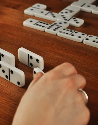 Vista 12 de ACE Double Six Dominoes en estuche de lata, color blanco