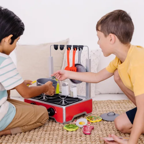 Vista 5 de Melissa & Doug Juego de cocina de madera de lujo de 19 piezas con comida de madera, olla y sartén duraderos