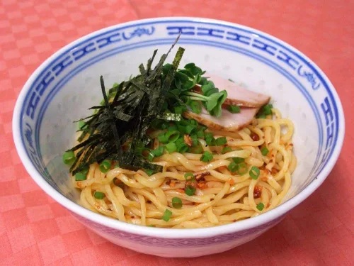 Vista 9 de Aceite de chili Momoya – Aceite con ajo frito Taberu Layu 3,88 onzas.