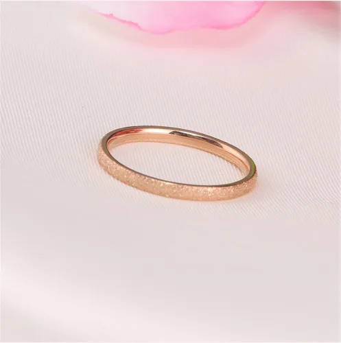 Vista 3 de Anillo de casamiento de acero inoxidable con efecto de chorro de arena, rosa dorado, en forma de domo. 2 mm, para mujer