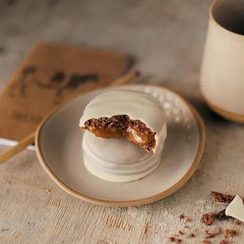 Vista 4 de Dulce de Leche & CO. Alfajores Premium DDL&CO Box X 12 unidades - Hecho en Argentina (Chocolate Oscuro)