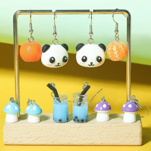 Vista 5 de Juego de 20 pares de aretes extraños divertidos con diseño de oso de goma y pato, botella de agua, pez, dinosaurio, hongo, mariposa, fresa, juego