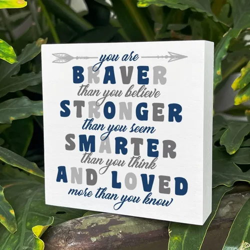 Vista 5 de Letrero de madera para habitación de niños, con texto en inglés «You Are Braver Than You Believe», decoración inspiradora de escritorio