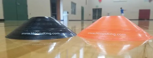 Vista 5 de HOOPSKING Juego de 20 conos de agilidad, ideal para dribling, tiro y ejercicios de baloncesto de agilidad