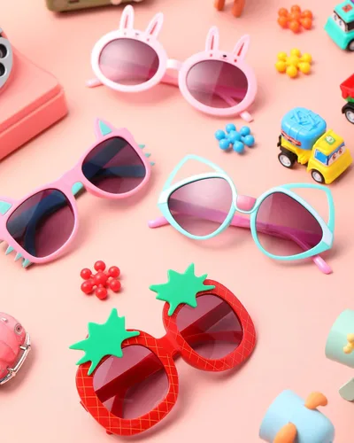 Vista 6 de Weewooday 12 pares de lentes de sol para niños, diseño de fresa, gato, flor, corazón, para fiesta, caricatura, gafas de sol para niños