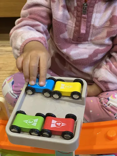Vista 5 de Juguete de pista de carreras de rampa de madera para automóvil, juego de autos para niños, 4 unidades de autos de repuesto, vehículos de pista