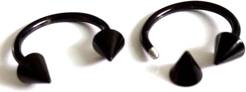 Vista 3 de Par de aretes con bisagras Arrow Huggie unisex para hombre y mujer