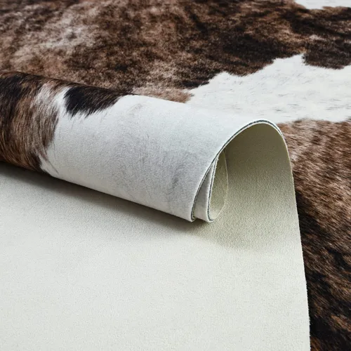 Vista 3 de Easycozy Alfombra de piel de vaca sintética con gran estampado de vaca, 3 x 4 pies, alfombra gruesa y elástica para dormitorio, sala de estar