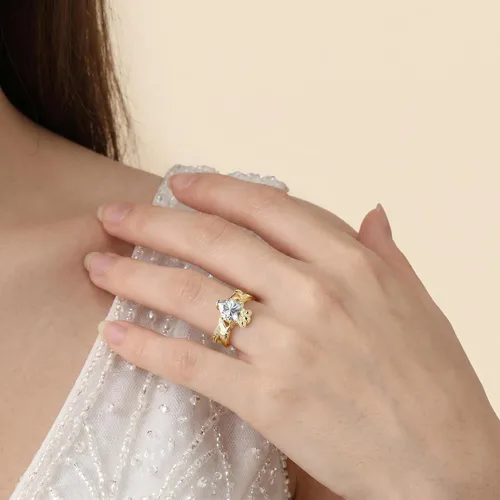 Vista 3 de Gold Moissanite Claddagh Promise Rings for Women