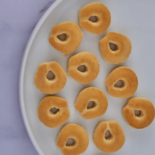 Vista 2 de Snacklava - Paquete variado mixto 1 (34 piezas) – 2 mini anillos de galletas (20 piezas), 2 nueces mixtas Kunafa (6 piezas), 2 nidos de pájaros
