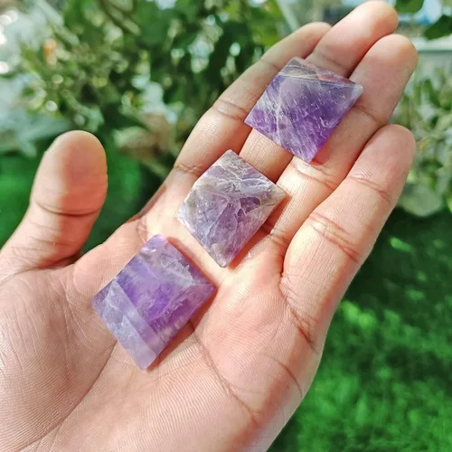 Vista 2 de Shubhanjali Pirámide de piedra de amatista púrpura para la curación de Reiki y la pirámide de piedra curativa de cristal, 30-40 Gm