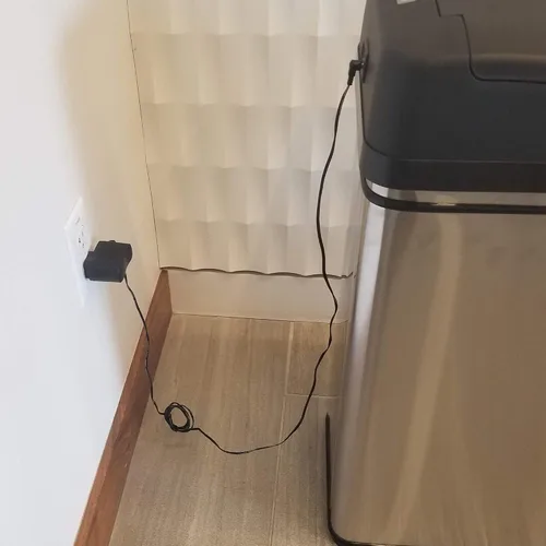 Vista 2 de iTouchless Adaptador de corriente alterna para cubo de basura con sensor automático, oficial y certificado, se adapta a todos los contenedores