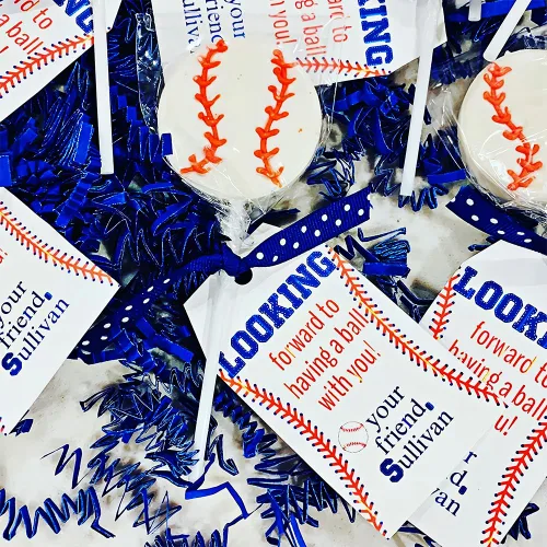 Vista 4 de Lechones en forma de béisbol (12 paletas envueltas individualmente) Dulces de fiesta deportiva
