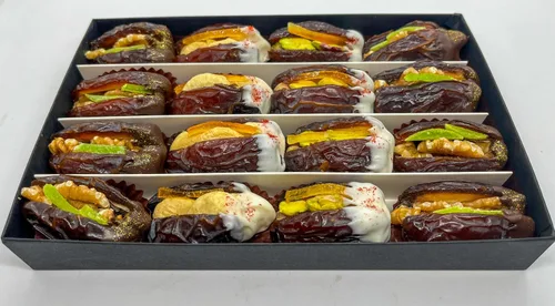 Vista 3 de Caja de regalo Medjool Dates - Nueces rellenas y chocolate cubierto Oro comestible y azafrán adornado