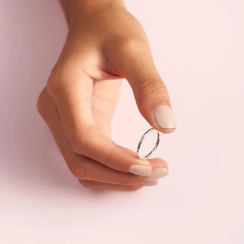 Vista 5 de Pandora Anillo de banda simple brillante - Anillo apilable para mujer, con caja de regalo