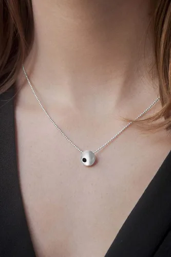 Vista 2 de Mini collar con dije en forma de lenteja, acabado satinado de plata de ley 925, acabado oxidado oscuro, cadena de cuentas de 15.7 pulgadas de largo