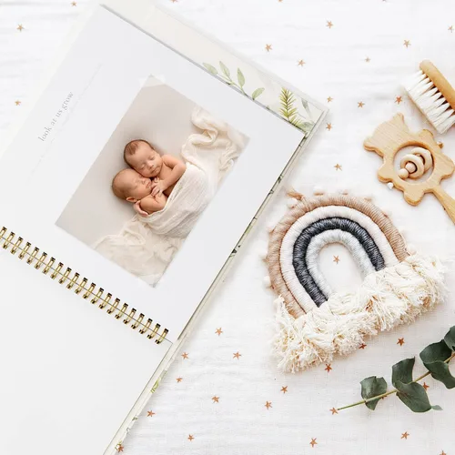 Vista 3 de Libro de recuerdos para bebés para niños y niñas – Álbum de fotos atemporal para bebés de los primeros 5 años – Diario álbum de recortes de género