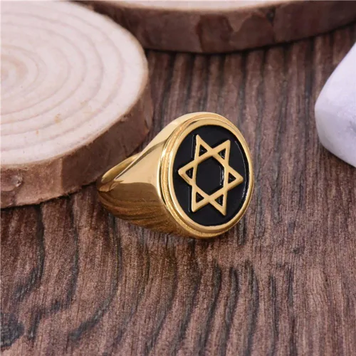 Vista 3 de JAJAFOOK Anillo hexagonal de seis puntas con incrustaciones de estrella judía de David para hombre, tono dorado High Polished Smooth Inner Band.