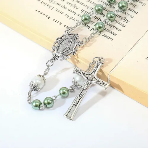 Vista 3 de Nazareth Store - Collar de cuentas de perlas rosario blanco Padre Nuestro con medalla de Lourdes y crucifijo de cruz devoción espiritual
