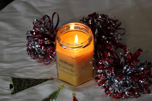 Vista 4 de Just Makes Scents Yuletide - Vela de soja mezclada, perfumada con frutas cítricas navideñas y especias, vertida a mano en los Estados Unidos