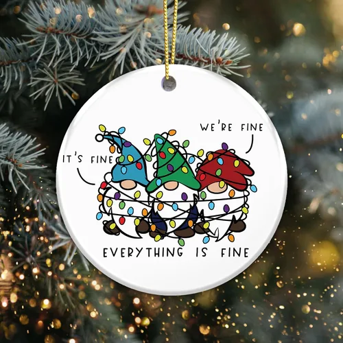 Vista 2 de Divertido adorno de gnomo 2025 – «Everything is Fine» gnomos enredados con luces – Lindo regalo de humor navideño para amigos, familiares
