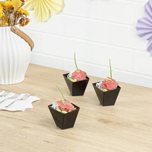 Vista 4 de Restaurantware Platos de postre de 2 onzas, 100 mini tazas desechables para servir fiestas, platos Girata de plástico negro duradero y sostenible