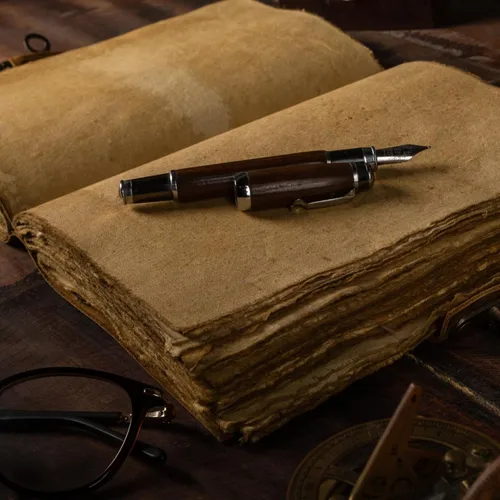 Vista 6 de NomadCraftsCo. Diario de cuero vintage, cierre de cerradura, diario de libro de sombras, diario grimorio, diario de bruja, diario vintage de 240