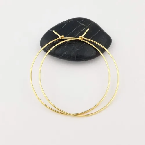 Vista 4 de Aretes de aro finos medianos de oro de 14 quilates para mujer, ligeros, minimalistas, para uso diario, de 1.5 pulgadas