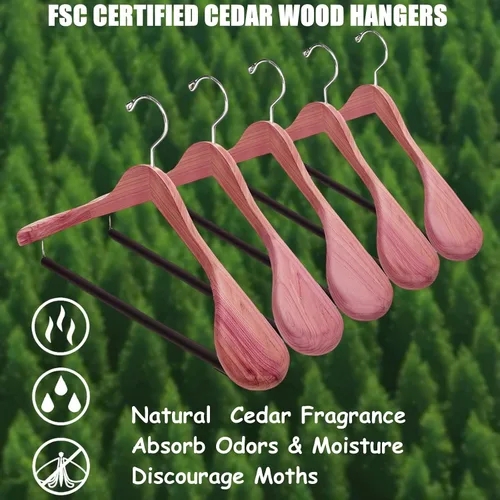 Vista 5 de Amber Home Paquete de 5 perchas de cedro para trajes con hombro extra ancho, perchas de madera para abrigos y chaquetas, perchas de cedro natural