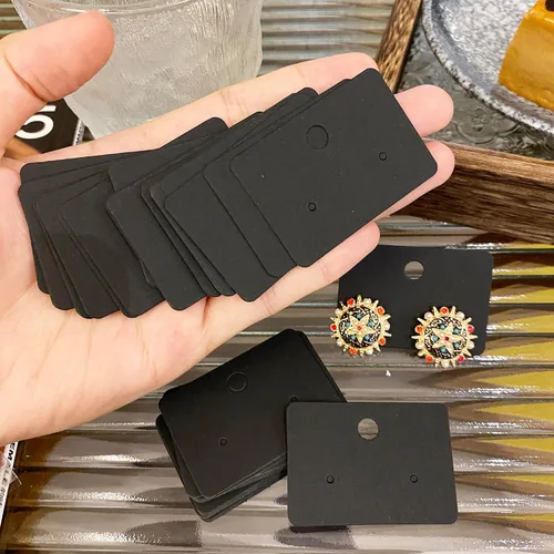 Vista 3 de Femtindo Tarjetas de exhibición de aretes con 100 tarjetas de aretes, 200 piezas de parte trasera de aretes y 100 bolsas autosellantes para venta