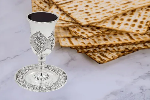Vista 3 de The Dreidel Company Taza alta de Kidush con diseño de uva, copa chapada en plata de primera calidad, copa de shabat y Havdalah, Judaica Shabbos