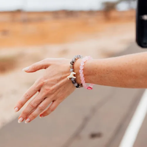 Vista 2 de Fahlo Pulsera de seguimiento de jirafa – Sigue el viaje de una jirafa real – Apoya la conservación de la vida silvestre – Elástica, talla única