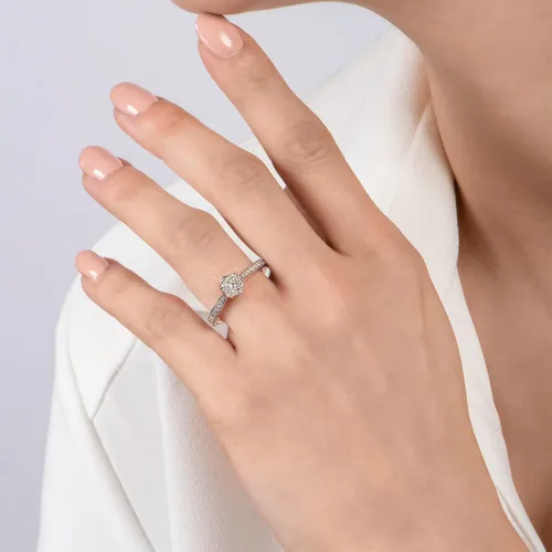 Vista 2 de Jewelili Enchanted Disney Fine Jewelry Anillo de compromiso de oro blanco de 10 quilates y oro rosa de 1/3 Cttw Belle Composite Rose