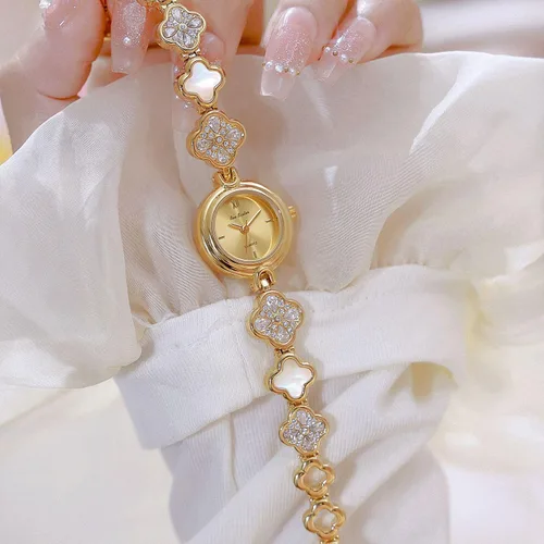 Vista 5 de Gosasa Reloj vintage dorado para mujer, pulsera de cadena de cuatro hojas huecas, delicado y pequeño, reloj de cuarzo, impermeable, regalo de lujo