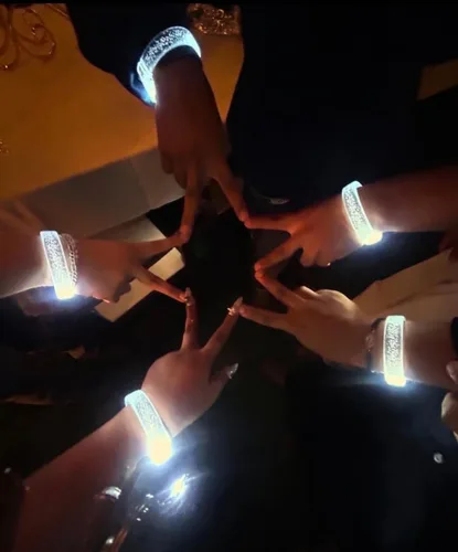 Vista 3 de Pulseras con luz LED, pulseras blancas brillantes, regalos de fiesta, suministros de juguetes para cumpleaños, Halloween, carnavales, fiestas