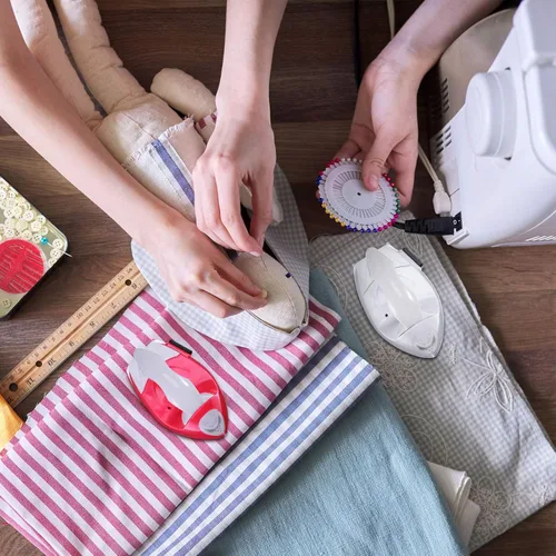 Vista 7 de Honoson 2 piezas de mini hierro para manualidades de viaje, planchas planas portátiles, mini plancha de calor con base de carga, accesorios