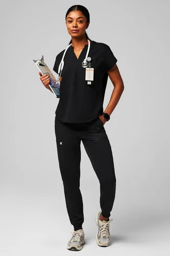 Vista 7 de Fabletics Camiseta médica Evolve de 3 bolsillos para mujer con un ajuste de gran tamaño, MotionTech, elástica en 4 direcciones, resistente a