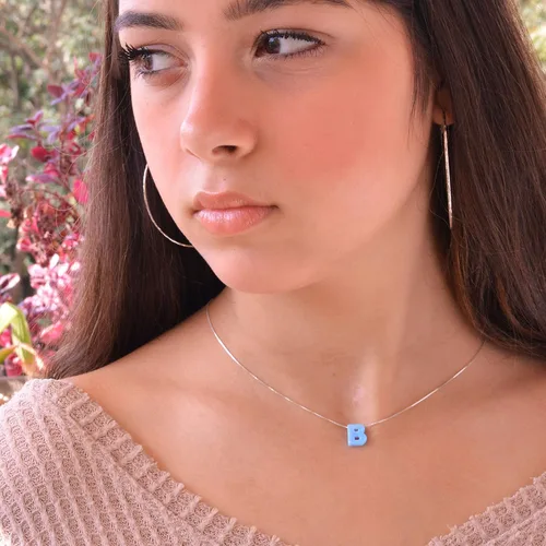 Vista 2 de AVNIS Collar con letra de ópalo azul, collar con inicial de ópalo azul, cadena de plata esterlina