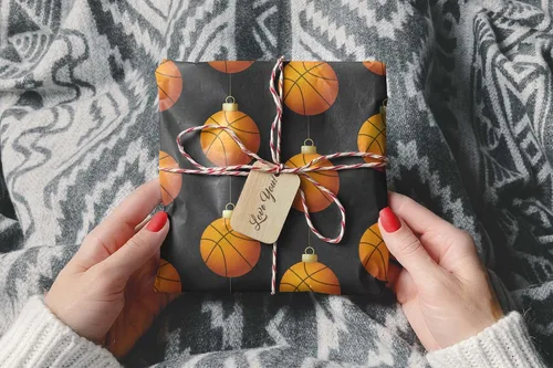 Vista 8 de Bonito papel de regalo de baloncesto grueso, adorno de Navidad, decoración de fiesta de vacaciones (rollo de 6 pies x 30 pulgadas)