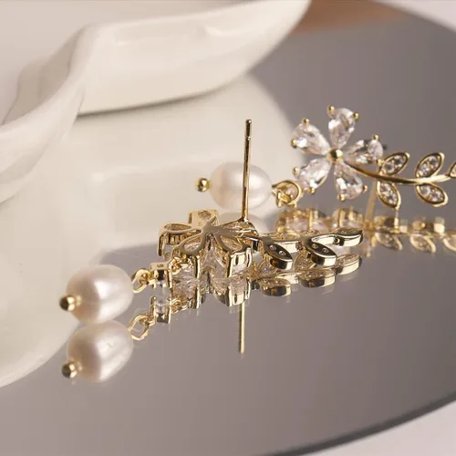 Vista 6 de Sonateomber Aretes pequeños de circonita cúbica, delicados aretes curvados para cartílago para mujer, joyería colgante de cristal con diamantes