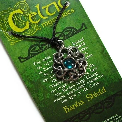 Vista 3 de Banba Shield Mystery Celta peltre colgante sobre Cable Collar