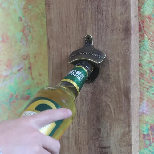 Vista 4 de Abrebotellas de bronce montado en la pared con imanes, acero inoxidable magnético para quitar la parte superior de la cerveza de montaje para poste