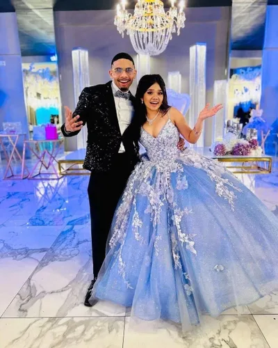 Vista 4 de XYAYE Tirantes espagueti con cuello en V vestidos de quinceañera vestido de bola con capa hinchada 3D flor encaje tul dulce 15 16 vestidos XY097