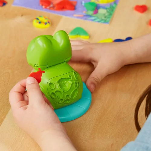Vista 3 de Play-Doh Frog 'n Colors - Juego de iniciación con tapete de juego, juguetes preescolares para niñas y niños de 3 años en adelante, juguete de rana