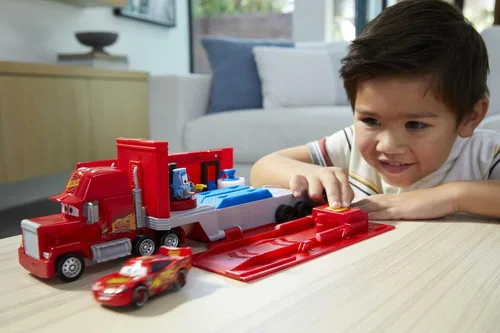 Vista 8 de Mattel Disney and Pixar Cars Transforming Mack Playset, camión de juguete 2 en 1 y estación de afinación con lanzador, elevador y más, gráficos