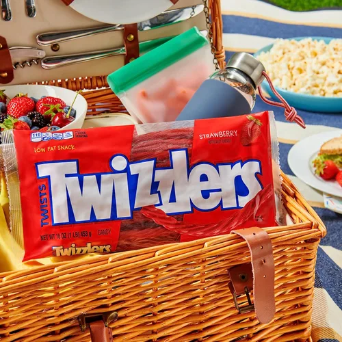 Vista 6 de Twizzlers Twists, caramelo de regaliz con sabor a fresa estilo masticable, bolsa de 16 oz