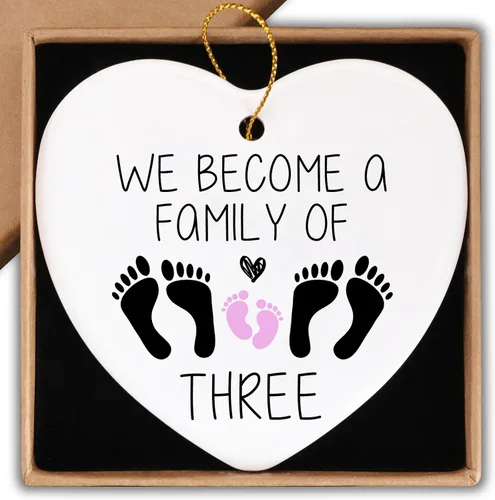 Vista 6 de Regalos de revelación de género, decoración con texto en inglés «We Become A Family of Thre», adorno de cerámica para recuerdo, placa de corazón