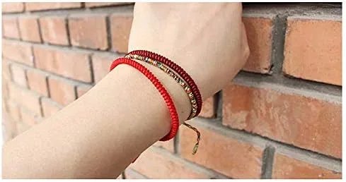 Vista 4 de COLORFUL BLING Pulsera de cuerda roja de la suerte china, oración budista tibetana, hecha a mano, cuerda de oración de yoga, pulsera de mala